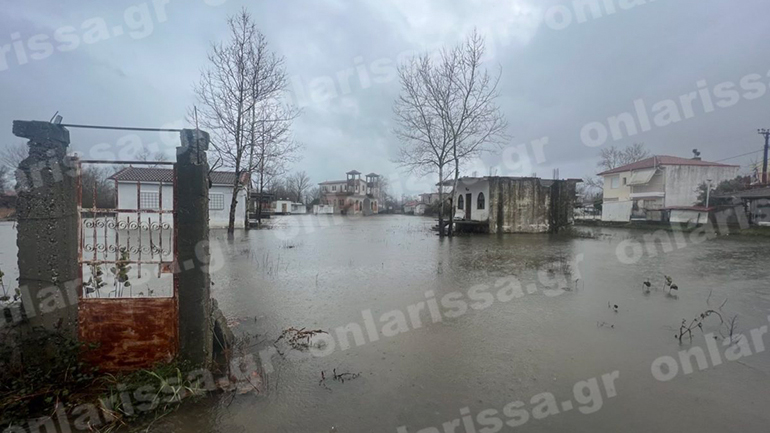Καταστροφές και πλημμυρισμένα σπίτια στη Λάρισα από την κακοκαιρία – Απέραντη λίμνη τα Μεσάγκαλα